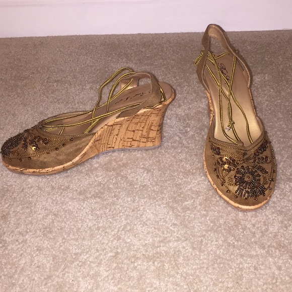 Red Lips Wedge Toe Heels - Picture 8 of 8